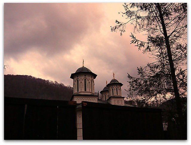 Apus la Sfanta Manastire Lainici