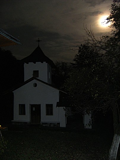 Biserica noaptea