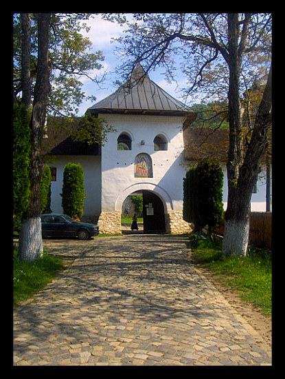 Intrare- Sfanta Manastire Polovragi