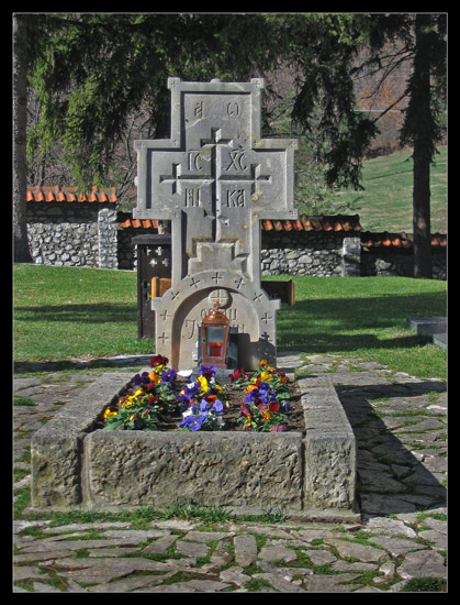 Ispred Avinog groba - In Front Of The Ava's Tomb