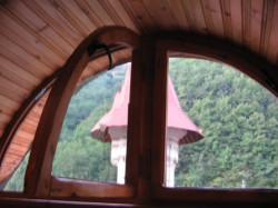  
Turla bisericii manastirii Ramet vazuta din dormitorul pentru pelerini 
2009-03-17 13:43:35