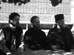 evaphoto 
Fathers:Sasza,Sawa i Sergiusz in Monaster Ostrog 
2009-03-23 14:30:48