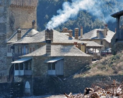 thiv_col_Athos 
Καπνός αναθρώσκων - Smoke on Athos 
2009-03-28 11:51:25