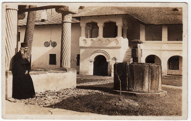 Calugar la Sfanta Manastire Cozia