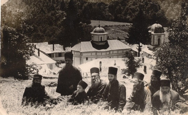 obstea Manastirii Frasinei,dupa o zi de coasa