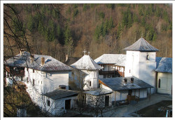 gabriel77 
Schitul Iezer, judeţul Vâlcea 
2009-04-01 23:31:37