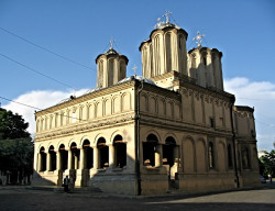 mihaela 
Batrana noastra catedrala... / Our old cathedral ... 
2009-04-14 22:25:56