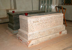VladiN 
Tombs of Amphilokhij and Innokentij (Гробницы Амфилохия и Иннокентия) 
2009-04-27 21:27:32