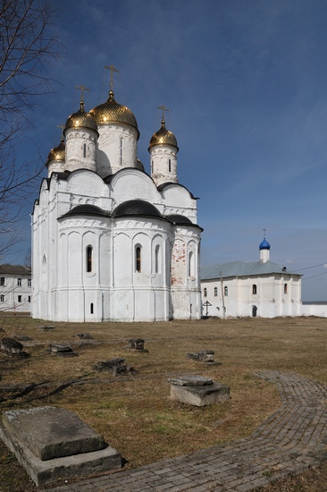 Синее небо, белоснежный храм.