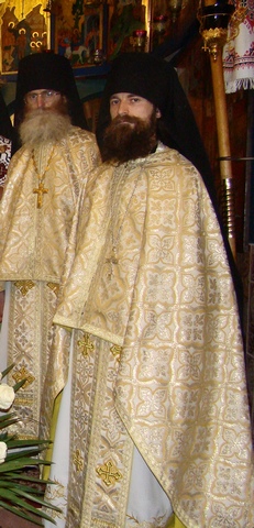 Ojciec Serafin i Ojciec Antoni (z tyłu) - Father Seraphim and Father Anthony (behind)
