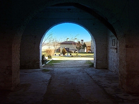 Араповски манастир, вход