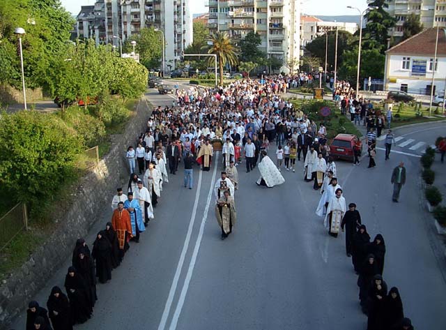 Литија са моштима Светих Превлачких Мученика