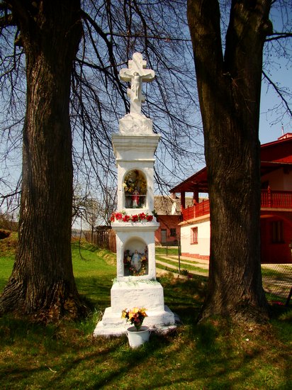 Między Rzeszowem a Krosnem. Krzyż w Krasnej.