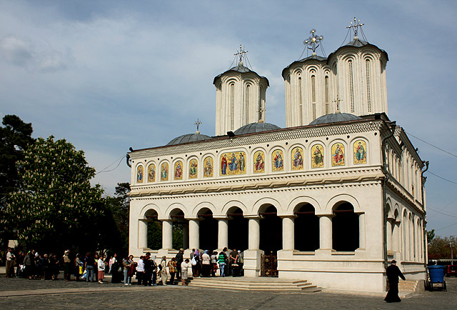 Waiting to venerate holy relics of Saint Grigorious Palamas