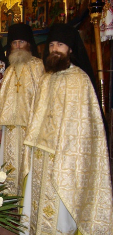 o.Jaroslav 
Ojciec Serafin i Ojciec Antoni (z tyłu) - Father Seraphim and Father Anthony (behind) 
2009-05-08 00:55:44