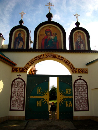 "Bóg patrzy, czas ucieka, śmierć goni, wieczność czeka". Brama Monasteru w Ujkowicach.