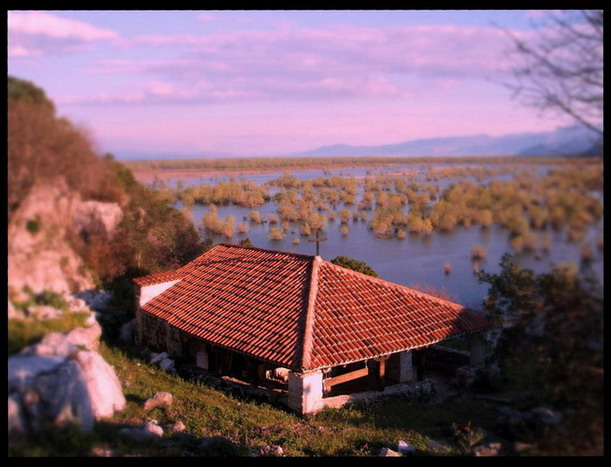 Манастир Ком, Скадарско језеро