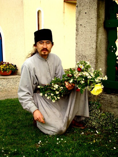 Monaszestwo to szczęście i radość. Brat Ioan na cmentarzu monasterskim w Ujkowicach. 