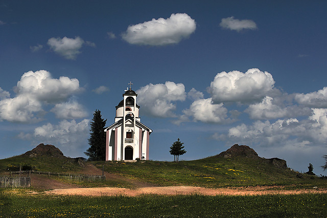 Црква у селу Баре