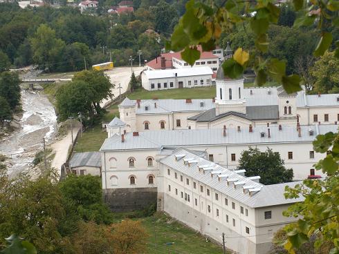 Mănăstirea Bistriţa-Vâlcea şi peştera unde au fost tinute moaştele sfântului Grigore Decapol