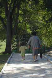 Mimicinka 
Baka i unuka, povratak - Grandmother and grandchild, return 
2009-06-11 09:39:18