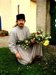 o.Jaroslav 
Monaszestwo to szczęście i radość. Brat Ioan na cmentarzu monasterskim w Ujkowicach.  
2009-06-12 11:41:34