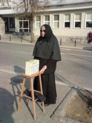 vlades 
Mati Mihaila prikuplja prilog za manastir Pravednog Jova u selu Prekopece nedaleko od KG-a 
2009-06-15 01:49:09