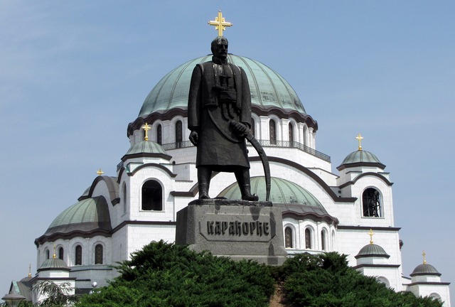 Споменик испред Храма
