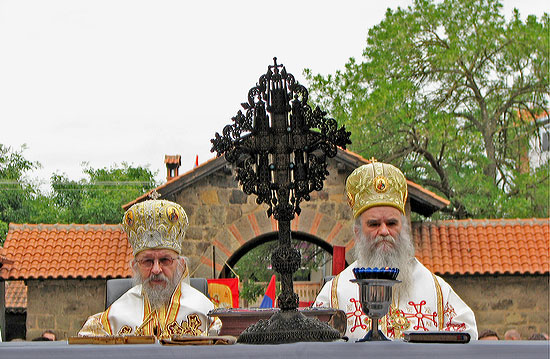 владика Артемије и митрополит Амфилохије