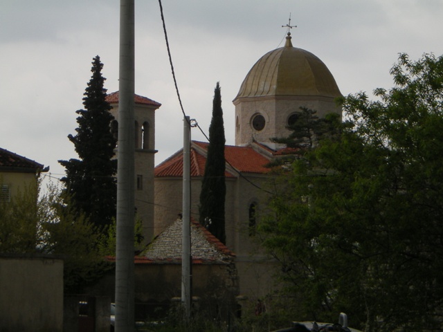 Među polomljenim krovovima - In between broken roofs