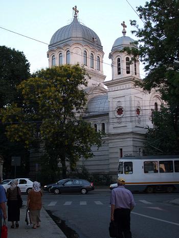 Venind de la Manastirea Antim, mergand spre Patriarhie