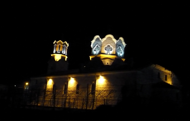 Храмът нощем