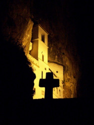 Xerceg 
<I> Твоје мошти зраче духом вјере живе... </I> 
2009-07-07 01:11:24