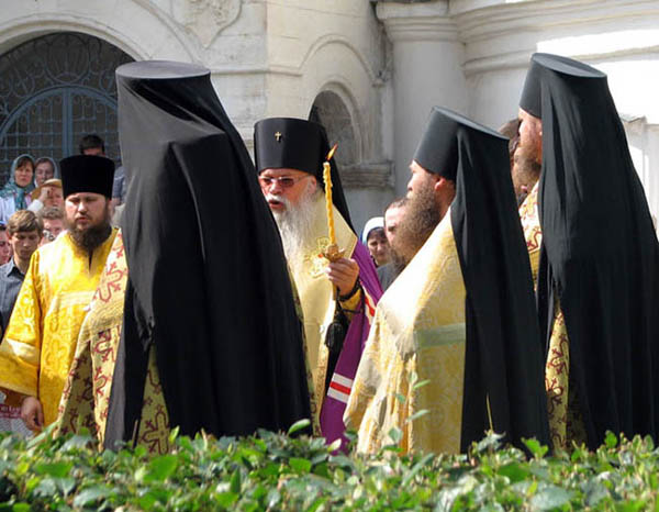 на могиле архимандрита Иннокентия (Просвирнина)