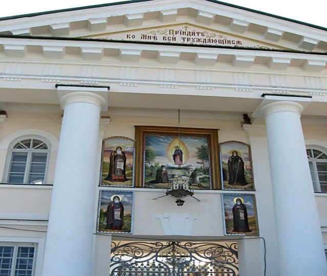 Nad główną bramą Ławry Poczajowskiej