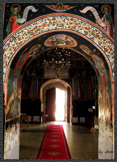 La Horezu - Lumina lui Hristos se vede dinspre Altarul Jertfei Brancovene 
