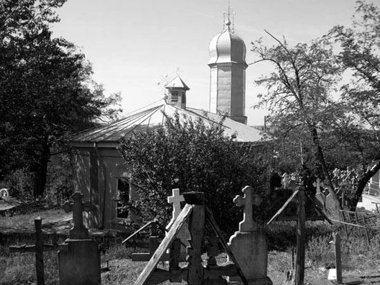 Biserica satului Daia, Judetul Giurgiu. Cruci de piarta - cruci de lemn