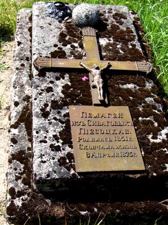 Stary grób na cmentarzu w Kobylanach