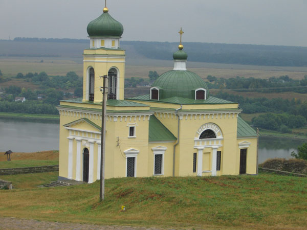 Церква біля річки