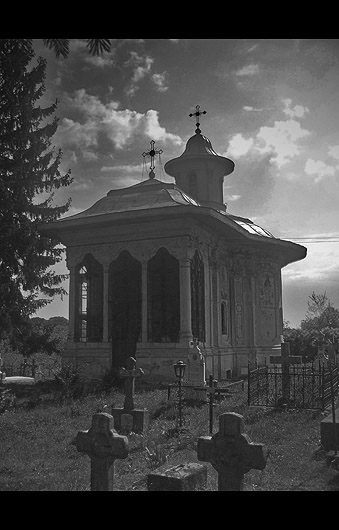 Biserica din cimitirul Manastirii Caldarusani....
