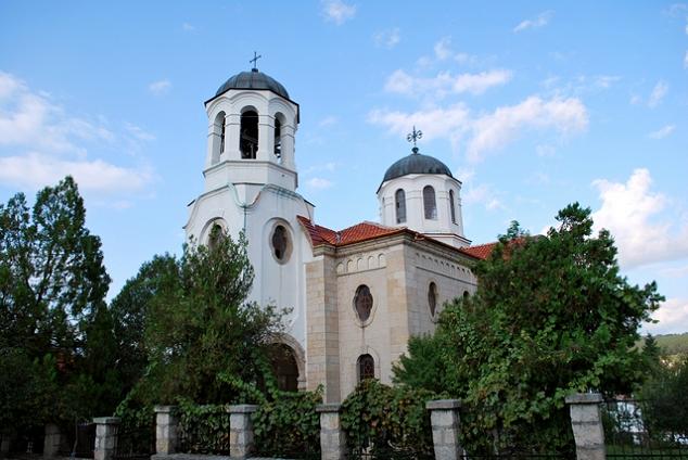 храм–паметник „Св. Архангел Михаил”, Стрелча