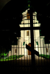 miszkiel88 
Gate in night - Ryboły 
2009-09-09 23:05:59