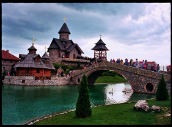 Tixy 
Манстир Св. Николе, Етно село Станишићи, Бијељина 
2009-09-18 14:38:42