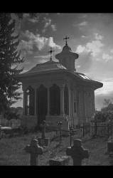 Marius 
Biserica din cimitirul Manastirii Caldarusani.... 
2009-09-18 21:16:48
