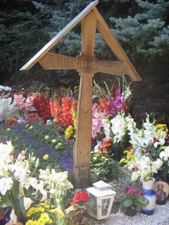Manastirea Prislop - Flori la mormantul parintelui Arsenie Boca