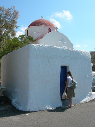 Przydrożna cerkiewka na wyspie Mikonos