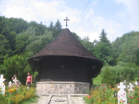 Biserica veche a manastirii Dintr-un lemn