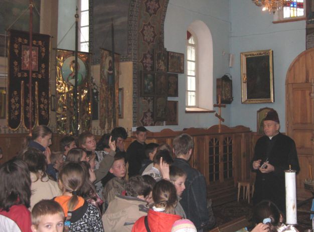 Lekcja religii w Rybołach, o. G. Sosna udziela odpowiedzi na pytania młodzieży