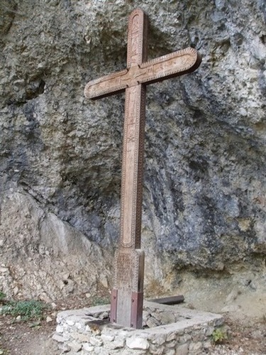 urcand spre pestera Sfantului Grigorie Decapolitul (Manastirea Bistrita - judetul Valcea)