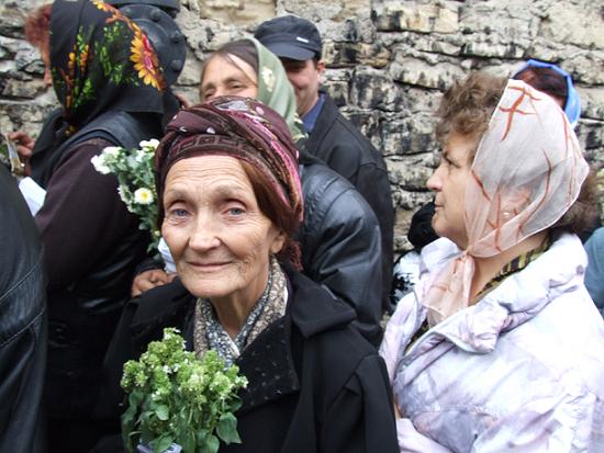 Cu smerenie la moastele Sfintei Cuvioase Parascheva